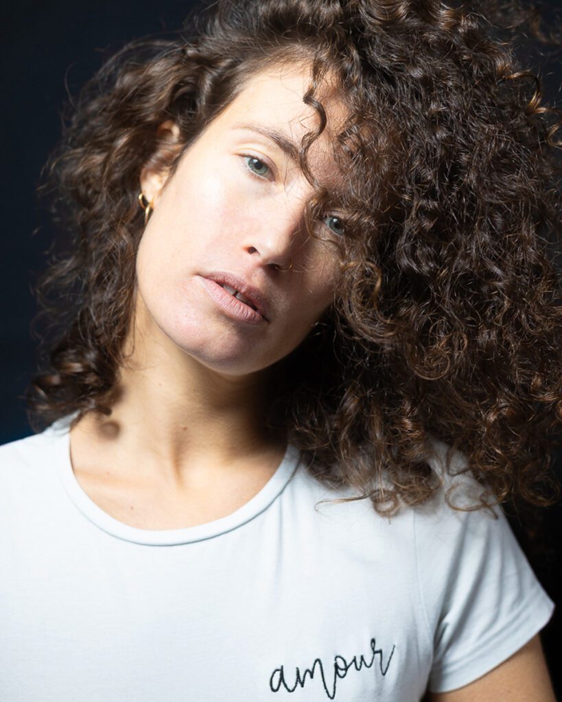 modèle femme en studio