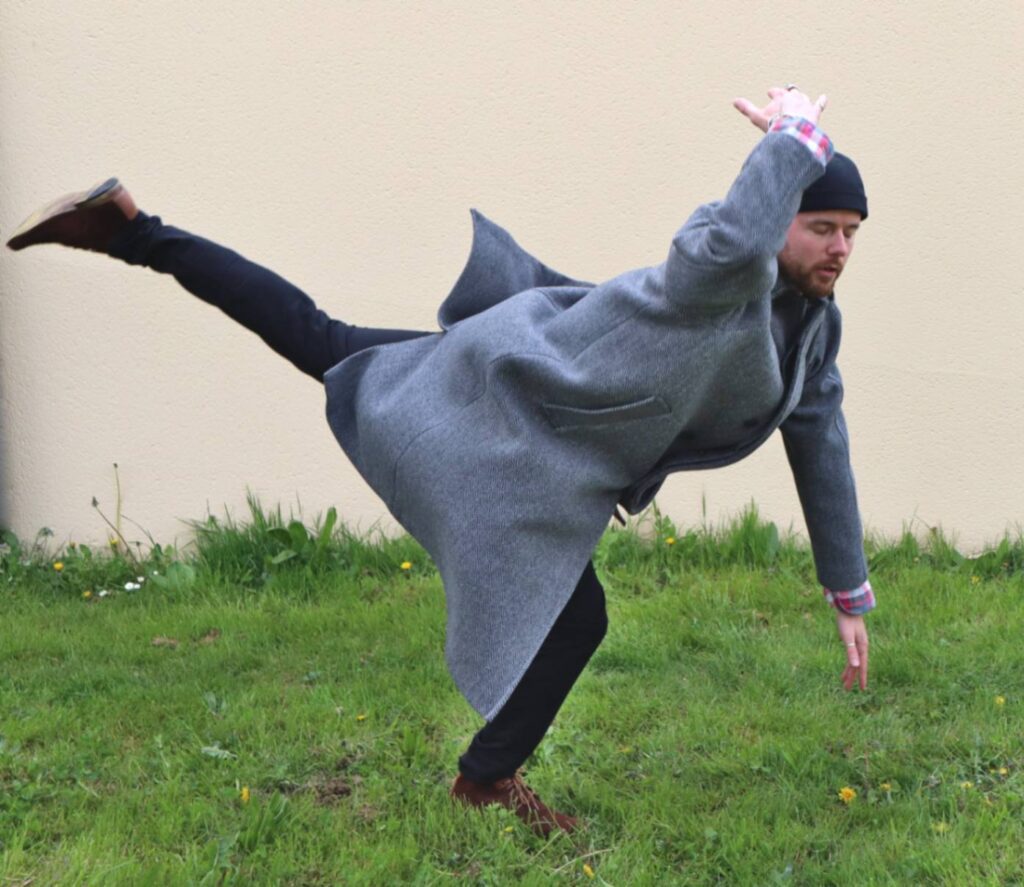 danseur qui fait un mouvement les yeux fermés