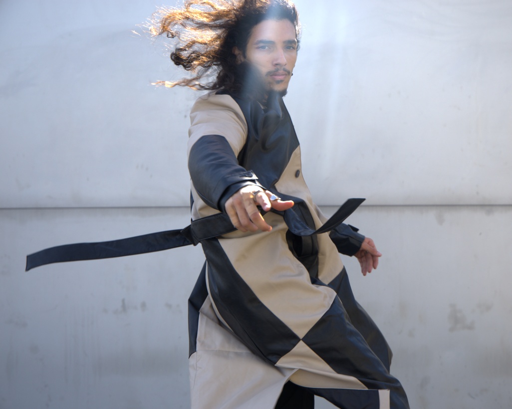 danseur devant un mur qui pointe du doigt