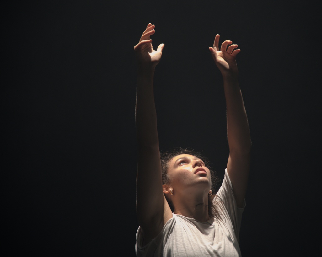 danseuse qui lève les bras vers le ciel
