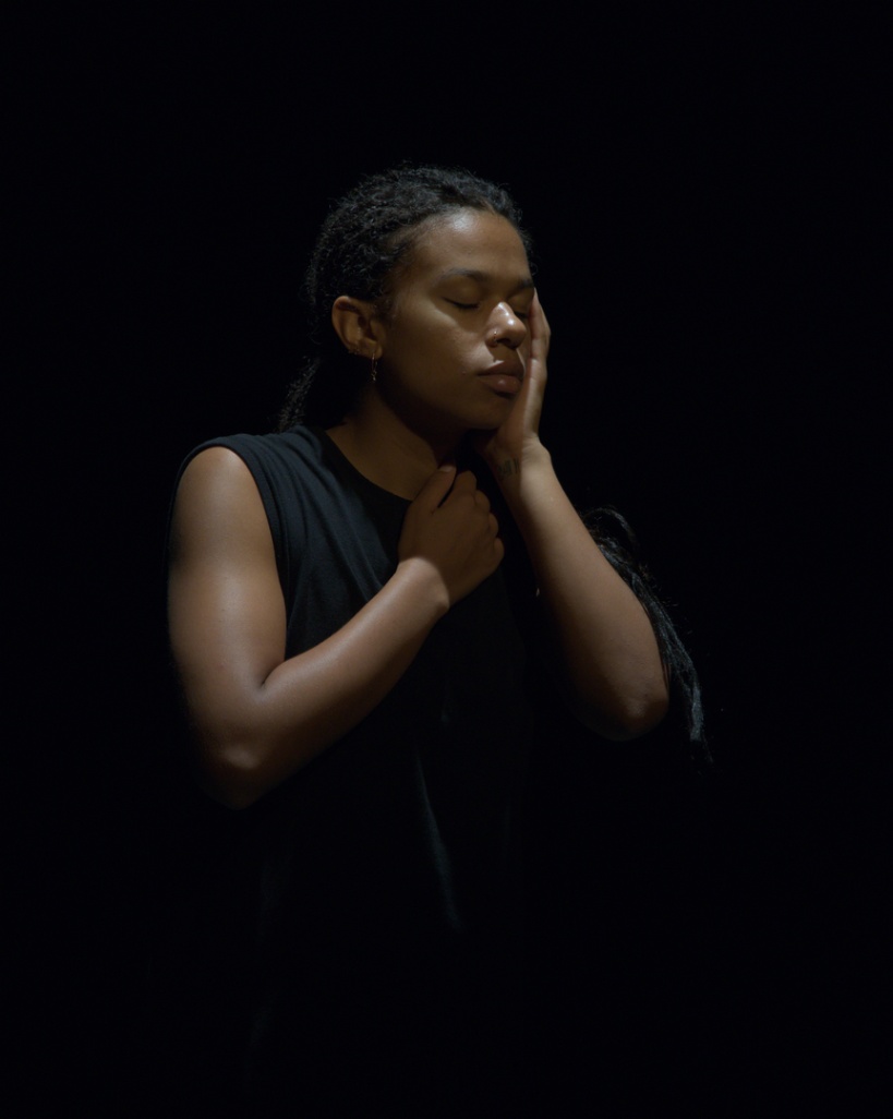 danseuse qui a les yeux fermés et une main sur sa joue