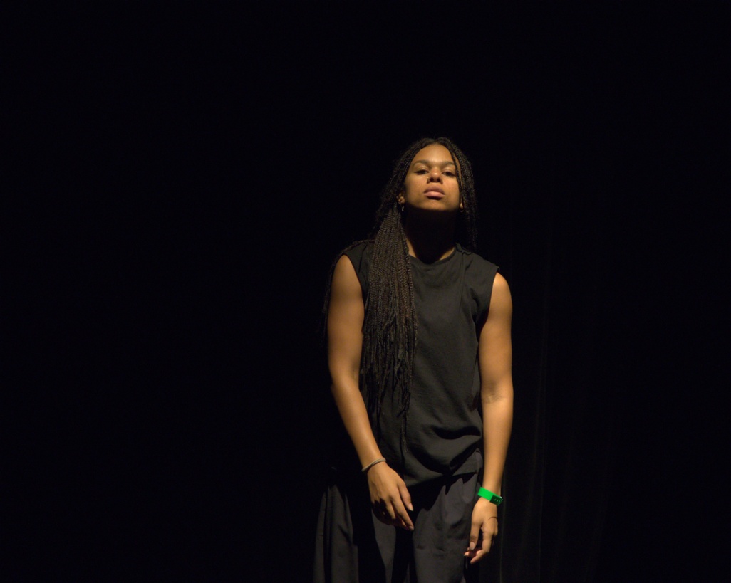 danseuse qui marche sur un plateau en résidence