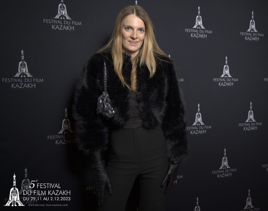 femme qui pose devant photocall à un évènement de cinéma