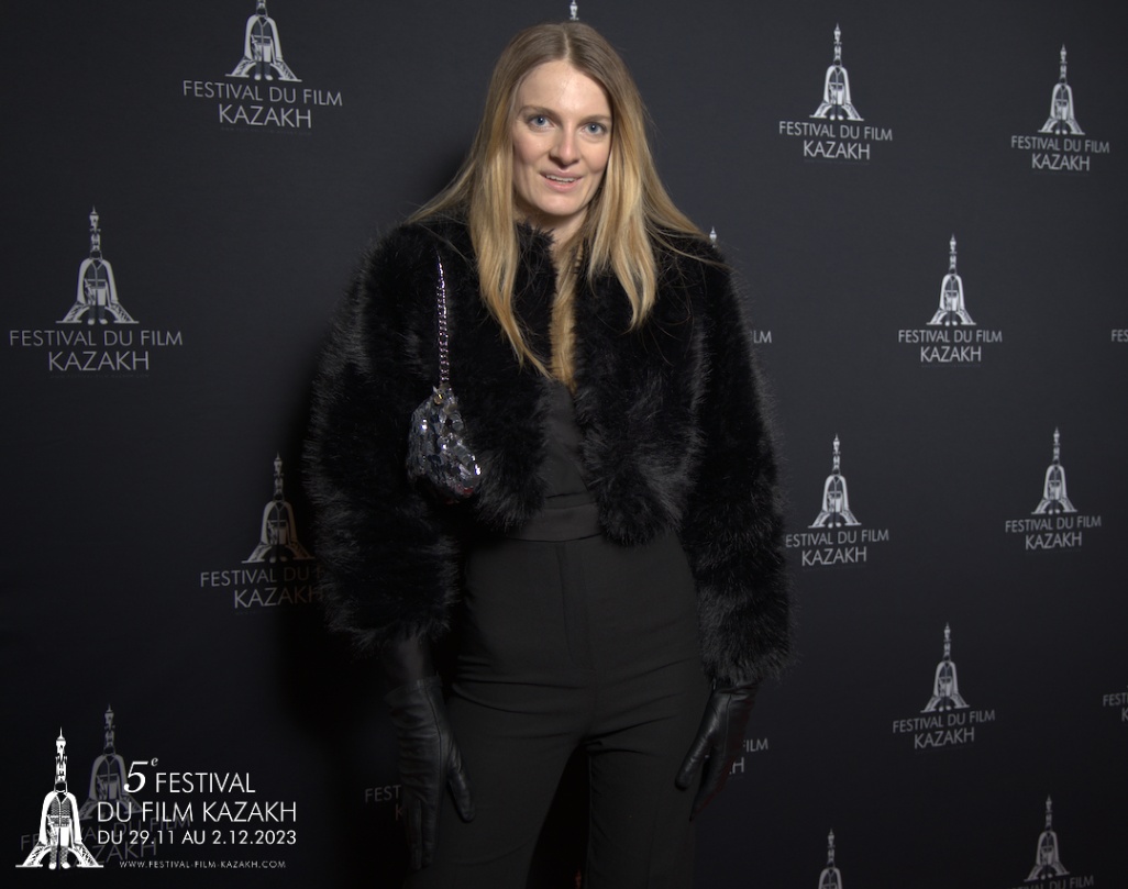 femme qui pose devant photocall à un évènement de cinéma
