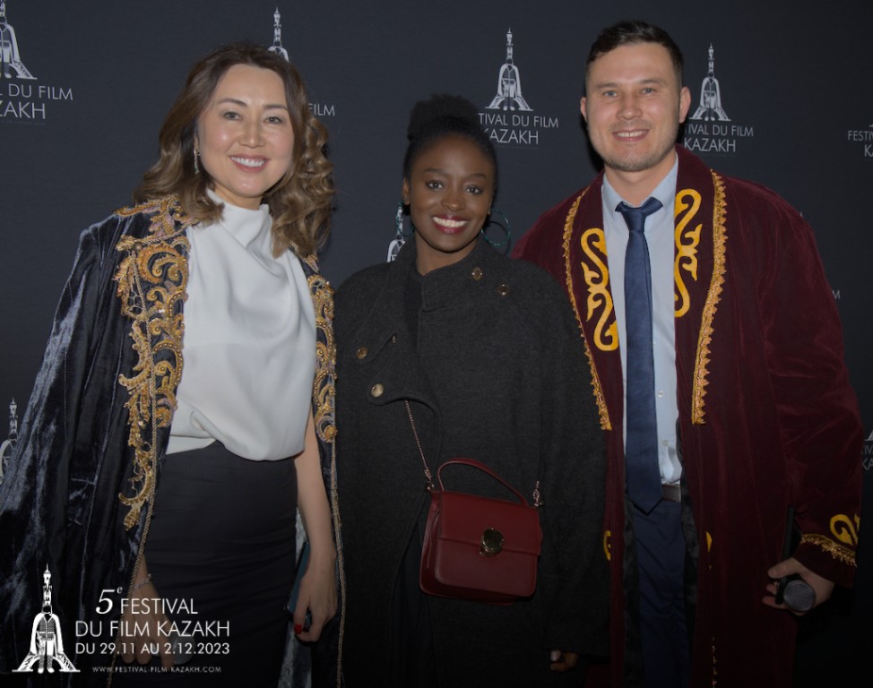 1 actrice, 1 organisateur et 1 représentante à un évènement de cinéma
