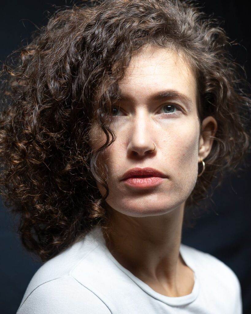 modèle femme qui pose dans un studio