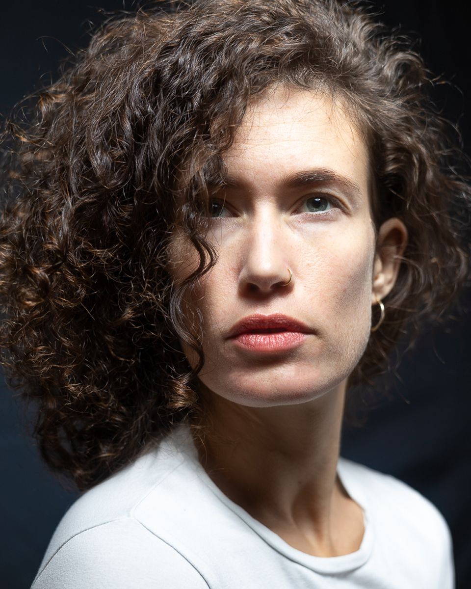 modèle femme qui pose dans un studio