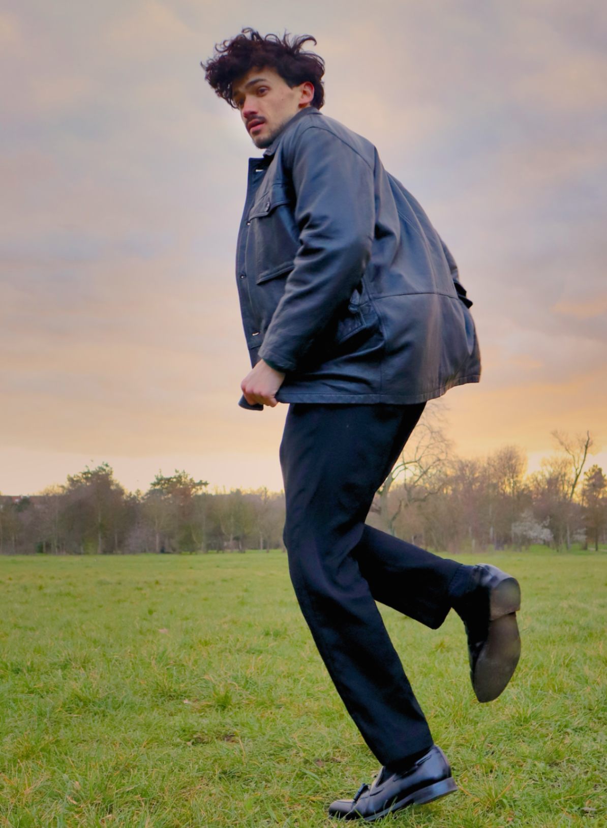 modèle homme qui pose dans un bois