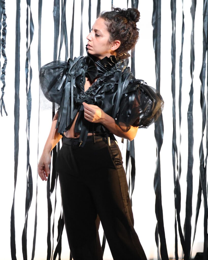 femme en costume